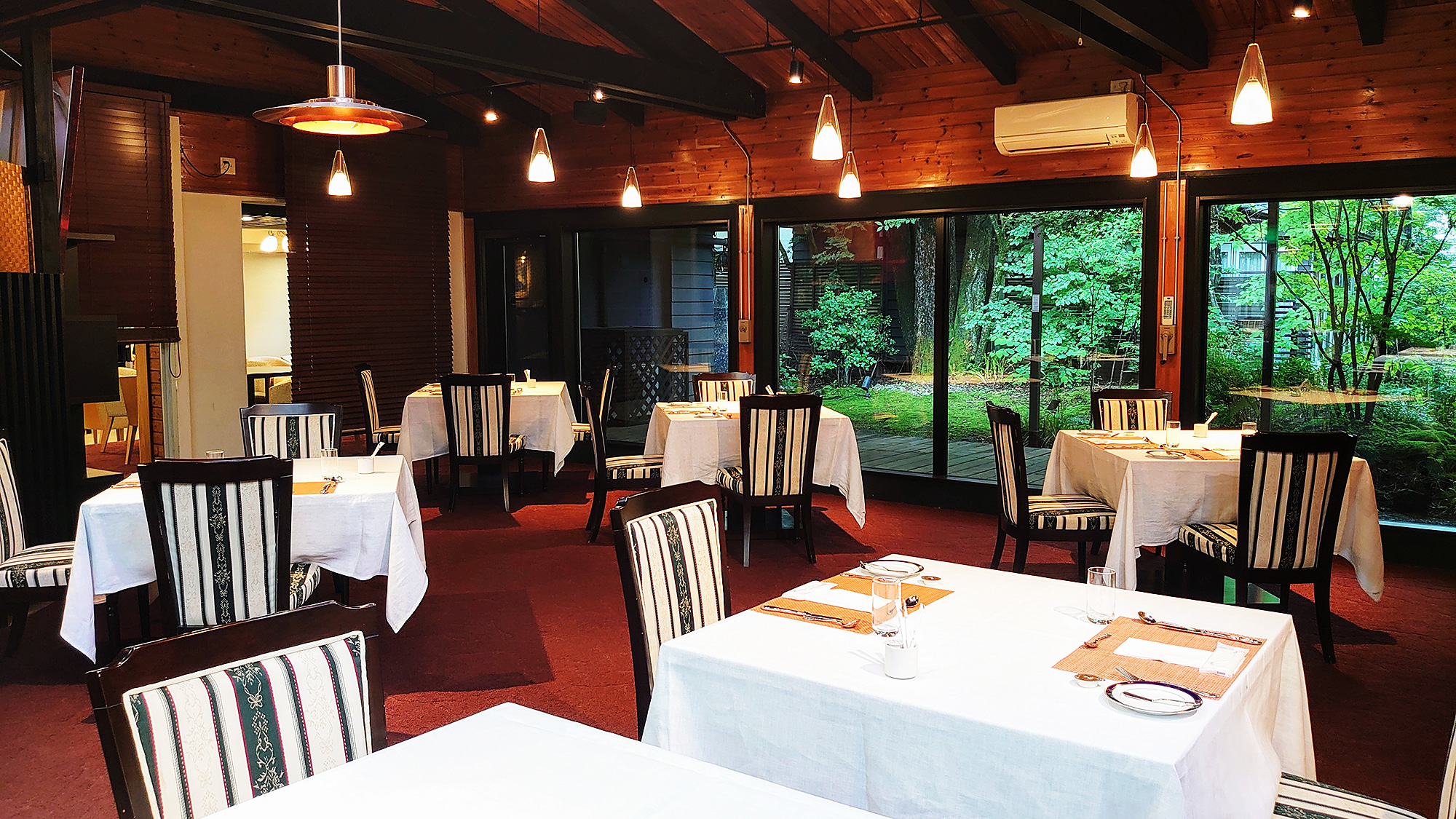 レストラン内観